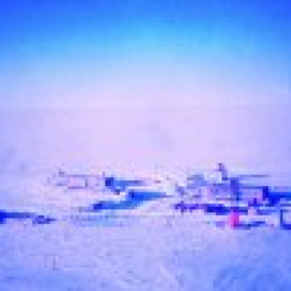 Station russe de Vostok en antarctique de l'Est. L'épaisseur de la glace est de l'ordre de 3 700 m et la hauteur d'eau du lac sous la station est estimée à plus de 500 m.

© CNRS Photothèque. LGGE. (Photo : J-R. Petit)[...]