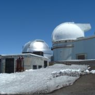 Le téléscope de l'Université de Hawaii (à droite), auquel est attaché le spectrographe SNIFS.

© INSU-CNRS.[...]