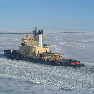 Bateau Oden, brise-glace suédois (Swedish Polar Research Secretariat) dans l'Océan Arctique. Ce navire est un des composants clés de cette expédition, agissant à la fois comme une protection du navire de forage mais aussi en tant que PC de la mission.

© NERC. (Ali Skinner, British Geological Survey)[...]