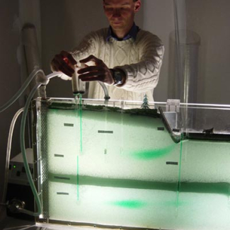 CAREN : maquette d'hydrologie : visualisation de la diffusion des polluants dans les nappes d'eau souterraine.

© CNRS. CAREN. Photo : JF Ternay.[...]