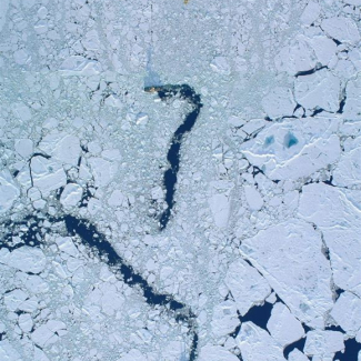 Vue aérienne (à 3300m) du site de forage et des trois navires de l'expédition.

© M. Jakobsson. IODP.[...]