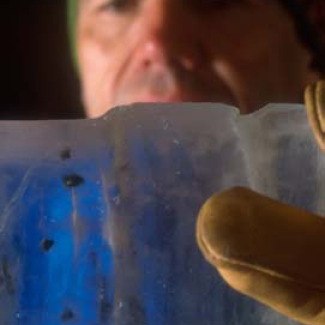 Inclusion de sédiments dans la glace d'accrétion 1 où furent trouvées les traces d'ADN de bactéries de sources chaudes.

© Laurence Medard. CNRS.[...]
