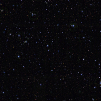 Résultat du traitement par le centre TERAPIX de 250 images prises par l'ensemble MegaPrime/MegaCam du télescope Canada-France-Hawaii dans une région du ciel profond appelée Deep Field 1.

Cette zone couvre un degré carré, soit un carré sur le ciel dans lequel on pourrait mettre quatre pleines lunes. Son observation devrait permettre d'étudier toutes les supernovae détectées dans le champ et de mieux comprendre l'évolution de la structure de l'Univers, en complétant les études réalisées avec d'autres [...]