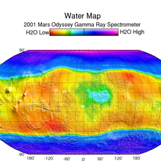 Cartographie de la concentration en glace d'eau dans les deux premiers mètres de la subsurface martienne fournie par le spectromètre gamma de la sonde Mars Odyssey.

C'est la concentration de l'élément hydrogène qui est en fait déterminée par l'analyse du spectre gamma du rayonnement émis par le sol martien, bombardé par les rayons cosmiques. Les zones bleu et violettes (hautes latitudes) indiquent une très forte concentration de glace, supérieure à 50% en volume.

© NASA/JPL/UA.[...]