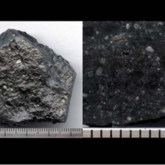 Échantillon de la météorite martienne NWA 7533
Photo Luc Labenne (http://meteorites.tv)[...]