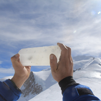 Opérations de forage au col du Dôme, à 4250 m, dans le massif du Mont-Blanc, dans les Alpes. Carotte retirée à 120 m de profondeur : la présence d'un fragment de roche indique que le socle rocheux est atteint. Photographe : JOURDAIN, Bruno / CNRS Photothèque[...]