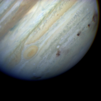 Les traces laissées dans l’atmosphère de Jupiter après l’impact de la comète Shoemaker-Levy 9, en juillet 1994. (Crédits : NASA/ESA)[...]