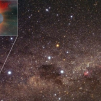 Vue du ciel austral autour du système Alpha Centauri, l'astre le plus brillant sur la gauche de l'image. On distingue au centre de la figure la croix du Sud. L'encart montre une vue d'artiste de la planète tellurique découverte à proximité de l'étoile Alpha Cen B. © François Bouchy/ESO[...]