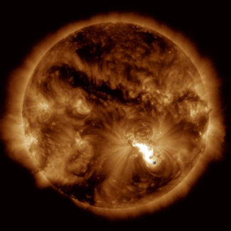 Éruption majeure du 24 octobre 2014 observée par l’instrument AIA de la mission Solar Dynamics Observatory de la NASA. La Terre ajoutée montre l’échelle. © Tahar Amari et al. / Centre de physique théorique (CNRS/École Polytechnique).[...]