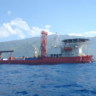 "DP Hunter", le bateau de forage utilisé pour carotter le récif corallien au large de l'île de Tahiti © ESO[...]