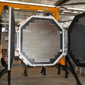 La caméra dont la surface photosensible de 2,15 m de diamètre a une granularité deux fois meilleure que les caméras actuellement utilisées sur HESS. © Collection Ecole Polytechnique, Philippe Lavialle.[...]