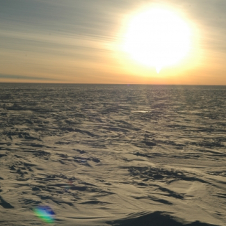 Étendue couverte de neige, caractéristique du plateau antarctique. © Jean-Charles Gallet, IPEV[...]