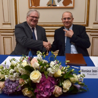 Alain Fuchs (CNRS) et Jean-Yves Le Gall (CNES). Crédits CNRS.[...]
