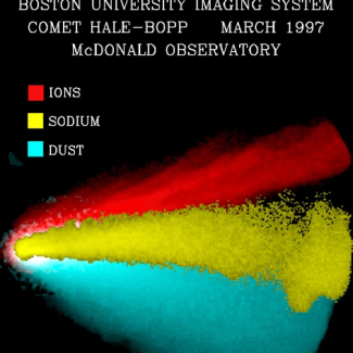 Image recomposée à partir de trois photos au travers de trois filtres sélectifs des longueurs d’ondes d’émissions des ions de l’eau, du sodium et des poussières.
© J. Wilson, J. Baumgardner, M. Mendillo (Boston University)[...]