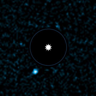 Cette image acquise par le VLT de l'ESO montre la planète nouvellement découverte HD 95 086 b, à proximité de son étoile hôte. Les observations ont été effectuées au moyen de NACO, un instrument d'optique adaptative du VLT en lumière infrarouge, et en utilisant la technique d'imagerie différentielle qui augmente le contraste entre la planète et son étoile hôte de brillance élevée. L'étoile a été supprimée de l'image pendant sa conception afin de faire ressortir la faible exoplanète et sa position est i[...]