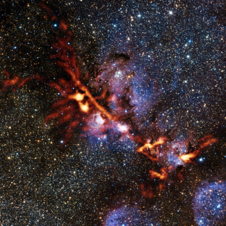 Cette image de la région de formation d'étoiles NGC 6334 est l'une des toutes premières images scientifiques acquises au moyen de l'instrument ArTéMiS qui équipe le télescope APEX. L'image montre le rayonnement détecté à une longueur d'onde de 0,35 millimètre et émis par les nuages denses de grains de poussière interstellaire. De couleur orangée, les nouvelles observations d'ArTéMiS ont été superposées à une vue de cette même région du ciel acquise dans le proche infrarouge par le télescope VISTA de l'[...]