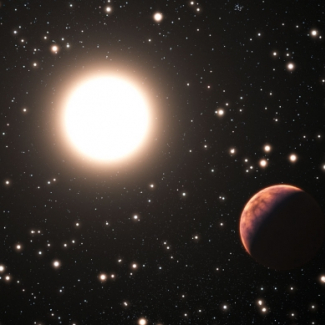 Cette vue d'artiste montre l'une des trois planètes nouvellement découvertes au sein de l'amas d'étoiles Messier 67. Les étoiles de cet amas sont toutes d'âge et de composition proches de ceux du Soleil. Cela fait de cet amas un parfait laboratoire d'étude du nombre de planètes susceptibles de se former dans un environnement aussi surpeuplé. Très peu de planètes ont été découvertes dans des amas, celle-ci présente en outre la particularité d'orbiter autour d'un jumeau solaire – une étoile quasiment ide[...]
