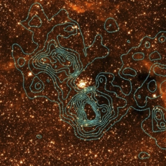 Figure 1 : La région de l'amas des Arches vue en rayons X (contours) et dans le proche infrarouge (image de fond). La carte infrarouge est obtenue à partir des observations du télescope Hubble à la longueur d'onde de 1,875 µm (données tirées de Dong et al. 2011, Monthly Notices of the Royal Astronomical Society, 417, 114). Les contours indiquent l'intensité de la raie du fer neutre observée par XMM-Newton autour de l'amas d'étoiles (situé au centre de l'image). L'émission X est produite par des rayons [...]