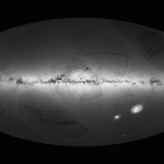 Carte du ciel à haute résolution spatiale basée sur les observations du satellite astrométrique Gaia de l'Agence spatiale européenne. Les niveaux de gris traduisent le nombre de sources détectées par unité de surface. Les zones les plus claires correspondent typiquement à 500,000 sources par degré carré (à peu près la dimension de l'objet Omega Cen vers le milieu de la carte). La trace de la Galaxie est bien visible et les zones sombres avec peu de détections, permettent de détailler, av[...]