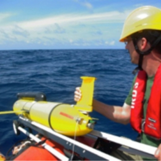 Mise à l’eau d’un glider. Ce planeur sous-marin effectue des relevés de paramètres océanographiques et les transmet en temps réel par satellite, lors de ses remontées régulières à la surface. © IRD / Bernard Bourlès
[...]