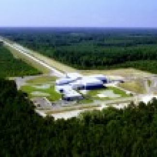 De gauche à droite : les deux détecteurs LIGO (à Hanford et Livingston, États-Unis) et le détecteur Virgo (Cascina, Italie). © LIGO Laboratory (deux premières photos) et Virgo / Nicola Baldocchi 2015.[...]