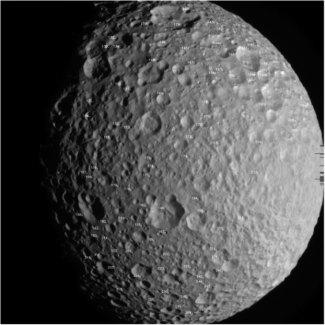 Réseau de points de contrôle à la surface de Mimas, une technique ayant permis de déterminer son mouvement de rotation. © NASA/JPL/Space Science Institute/Tajeddine et. al 2014. [...]
