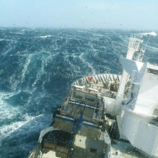 Le navire océanographique Marion Dufresne (IPEV) dans les vagues et les forts vents d’ouest des quarantièmes rugissants dans l’océan Austral.© LOCEAN/Ecce Terra, Nicolas Metzl[...]