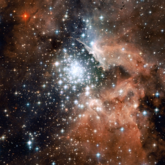 <p>NGC 3603 se situe &agrave; 20 000 ann&eacute;es-lumi&egrave;re dans le bars spiral Carina de notre Voie lact&eacute;e. Au centre un amas stellaire compos&eacute; de jeunes &eacute;toiles massives. Le rayonnement ultraviolet, produit par les jeunes &eacute;toiles, a souffl&eacute; le gaz environnant cr&eacute;ant cette grande bulle, permettant &agrave; notre regard d'aller au-del&agrave;.<br /> &copy;NASA, ESA, and the Hubble Heritage (STScI/AURA).</p>[...]