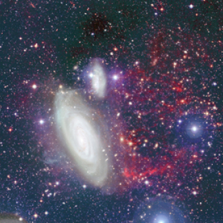 Légende : image en couleur de la galaxie NGC 4569 dans l’amas de la Vierge, obtenue avec l’instrument MegaCam au CFHT. Les filaments rouges à droite de la galaxie montrent le gaz ionisé arraché à la galaxie lors de sa traversée de l’amas de la Vierge. Il constitue environ 95 % du réservoir en gaz de la galaxie nécessaire pour son activité de formation stellaire.
Crédit : 2015 CFHT/Coelum
[...]