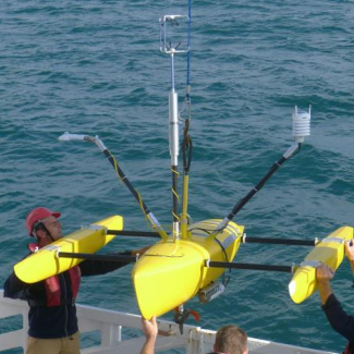 Trimaran télécommandé Ocarina (Océan couplé à l’atmosphère : recherche instrumentée sur navire annexe). Ce drone naval de surface permet de réaliser des mesures à l'interface océan-atmosphère : température et salinité de surface, variables météorologiques et turbulentes dans la couche limite de surface et flux radiatifs. © DT-INSU, Hervé Barrois[...]