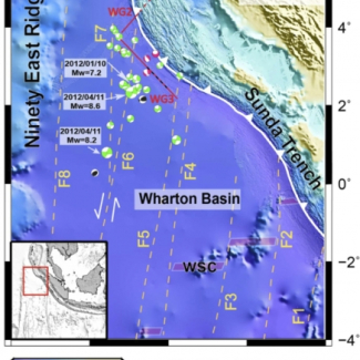 1- Zone d'étude. Les lignes rouges indiquent l'emplacement  des profils sismiques WG3 et WG2, les traits pleins correspondent à la partie des profils étudiée. Les pointillés jaunes indiquent les zones de fracture. Les cercles verts et blancs indiquent les épicentres des séismes et leurs caractéristiques (mécanismes au foyer et magnitude).
[...]