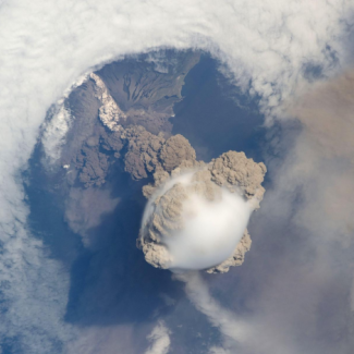 Panache plinien de l’éruption du Sarychev (Russie) le 12 juin 2009. @ NASA[...]
