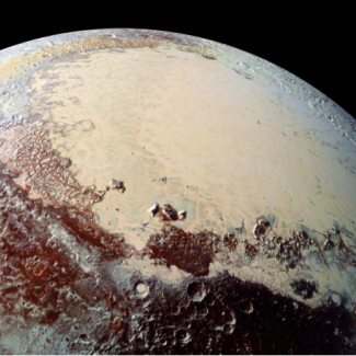 La calotte de glace de « Sputnik Planum », en fausse couleur, est entourée de montagnes. Ces dernières sont apparemment sculptées par l’incessante activité des glaciers d'azote. Les zones sombres sont couvertes de matières organiques issues de la photochimie du méthane exposée au rayonnement ultraviolet du Soleil.  
© NASA/Johns Hopkins University Applied Physics Laboratory/Southwest Research Institute.[...]