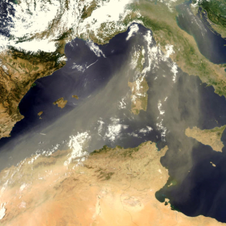 Transport de poussières sahariennes en Méditerranée occidentale dont une partie se dépose en mer. Image satellitaire, NASA image[...]
