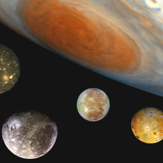 Montage d’images donnant une idée de la taille des 4 plus grandes lunes de Jupiter