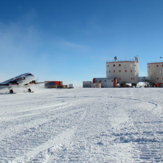 Photo de l'avion DC3 devant la base Concordia en Antarctique