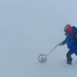 Réalisation d’un levé topographique de la surface à l’aide d’une roue topographique en conditions de blizzard en Antarctique