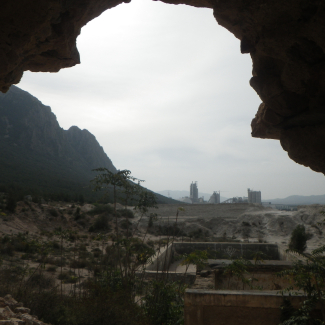 Ruines des bâtiments de l'installation minière de la Penaroya datant du protectorat français et regardant vers le sud et la carrière et la cimenterie Cement Carthage, avec le Jebel Ressass à gauche