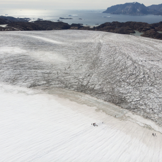 Des scientifiques travaillant sur le glacier Mittivakkat en Groenland de l'Est.