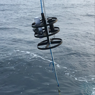 Photo du déploiement d’un piège/incubateur TM-RESPIRE dans la zone mésopélagique de l’océan Austral à bord du navire océanographique australien l’Investigator.