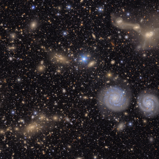 fond noir, nombreux objets brillants éparpillés (étoiles, galaxies, nébuleuses etc.)