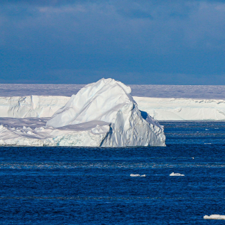Photo d’un iceberg localisé en février 2017 au large du continent Antarctique en Mer de Weddell pendant la campagne océanographique WAPITI (JR16004) à bord du navire James Clark Ross.