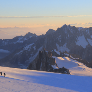 Photo de deux alpinistes arrivent au col du Dôme.