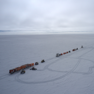 ''La caravane EAIIST traverse le plateau Antarctique où les carottes de glace les plus vieilles sont obtenues