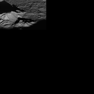 surface de la Lune, vue du sol d'une petite butte et de son ombre