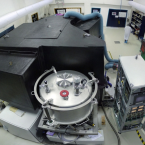 Cette photo montre l'instrument SPHERE dédié aux exoplanètes pour le VLT juste avant son départ de France et son transfert au Chili en février 2014. SPHERE utilise plusieurs techniques largement optimisées afin de permettre la détection de la faible lumière émise par une exoplanète malgré l'écrasante lumière de son étoile. Crédits : SPHERE Project/ESO/J.-L. Beuzit and J.-F. Sauvage.[...]