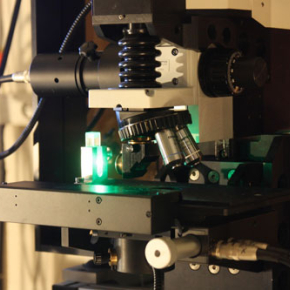 Un échantillon d'ADN en cours de mesure sur le spectromètre Raman © LGL - Plateforme Raman INSU[...]