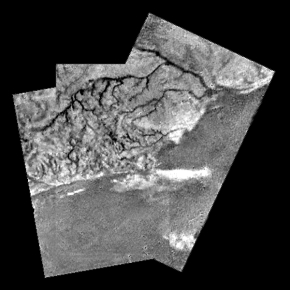 Mosaïque de trois photos prises avec l'instrument DISR à bord de la sonde Huygens de l'ESA. On distingue les affluents convergeant vers une «rivière» qui se dirige elle-même vers une surface foncé : un lac ou une mer ?

© ESA. NASA. JPL. University of Arizona.[...]