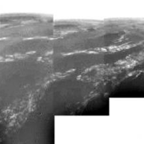 Panorama de 360° reconstitué avec les données de DISR lors de la descente de Huygens. La sonde était à 8 km d'altitude, et le cliché a une résolution de 20 m par pixel.

A gauche, on peut distinguer une frontière entre deux secteurs clairs et foncés. Les fines bandes claires pourraient être des bandes de brouillard. La sonde a dérivé au-dessus d'un "plateau" au centre et s'est dirigée vers son site d'atterrissage, secteur foncé à droite. La vitesse des vents a été estimée à environ 6 à 7 m/s.

© ES[...]