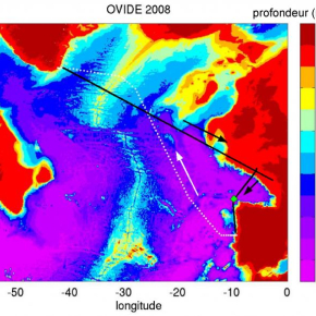 Stations hydrographiques (points blancs), station test (point vert) et transits (traits noirs) de la campagne OVIDE 2008 et topographie sous-marine. Les positions des stations hydrographiques entre la pointe du Groenland et le Portugal correspondent à celles des stations effectuées en 2002 : elles pourront être modifiées en fonction des conditions de circulation rencontrées. Les stations de microstructure seront quant à elles positionnées an niveau de certaines stations hydrographiques ou dans leur voi[...]